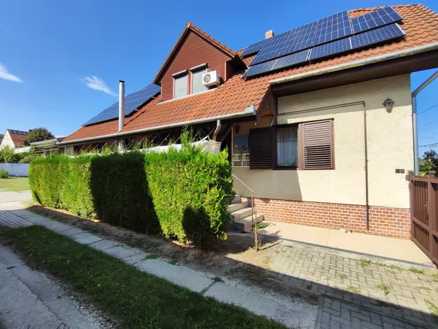 Eladó ház Szekszárd, Csatár, Otthon utca 195 nm
