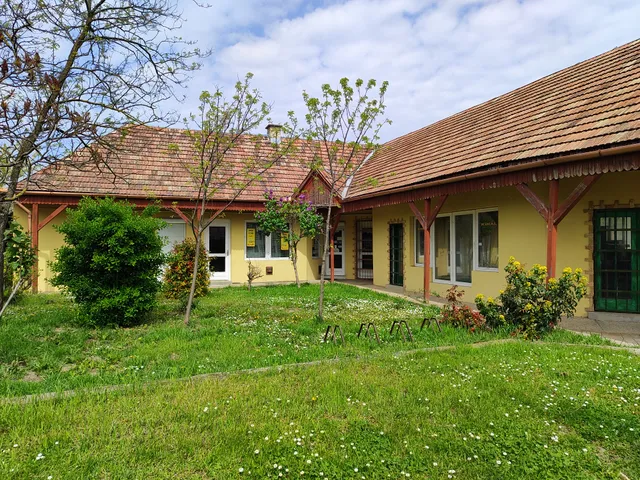 Eladó kereskedelmi és ipari ingatlan Decs, Kossuth Lajos 13. 158 nm