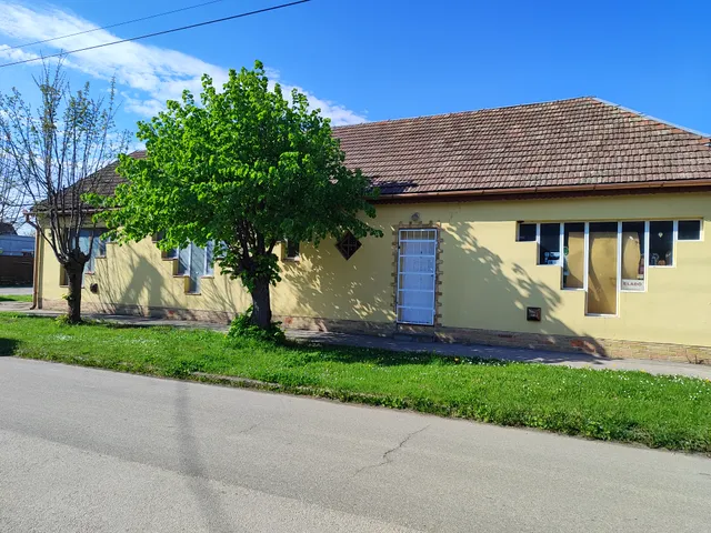 Eladó kereskedelmi és ipari ingatlan Decs, Kossuth Lajos 13. 158 nm