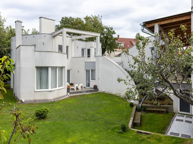 Eladó ház Budapest XXI. kerület, Királyerdő 320 nm