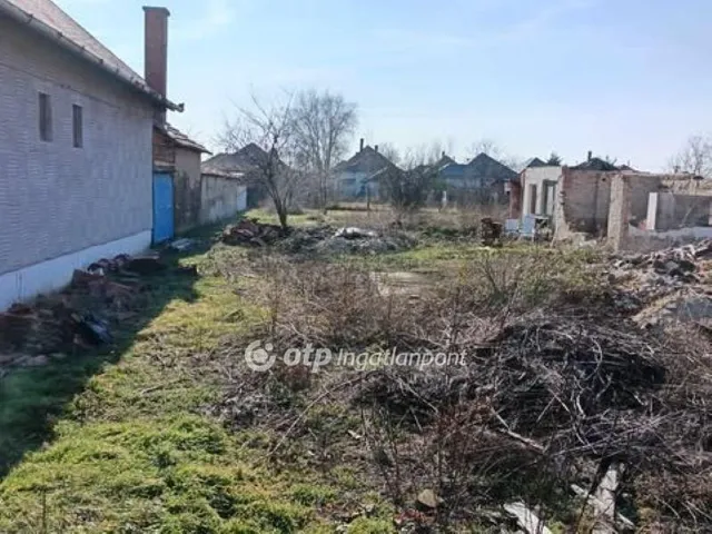 Eladó telek Tiszatenyő 825 nm