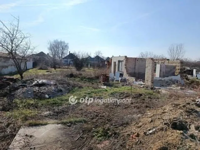 Eladó telek Tiszatenyő 825 nm