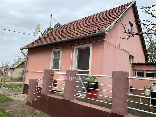 Eladó ház Tiszajenő 30 nm
