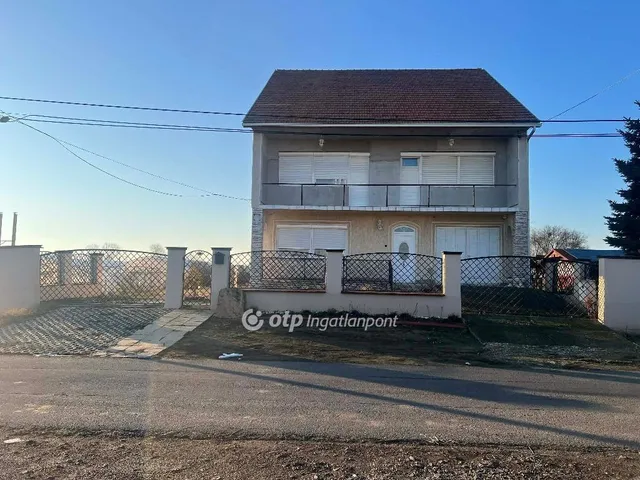 Eladó ház Szentlőrinckáta 220 nm