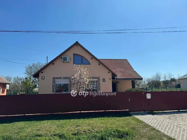 Eladó ház Tápiószele 170 nm