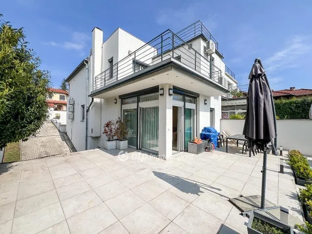 Eladó ház Üröm 195 nm