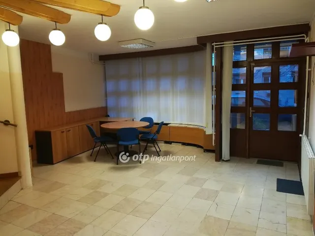 Eladó kereskedelmi és ipari ingatlan Szolnok 212 nm