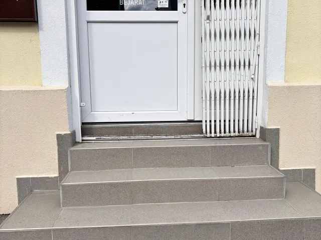 Eladó kereskedelmi és ipari ingatlan Szolnok, Belváros 113 nm