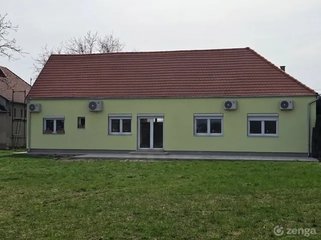 Eladó ház Zsira, Locsmándi 22 104 nm