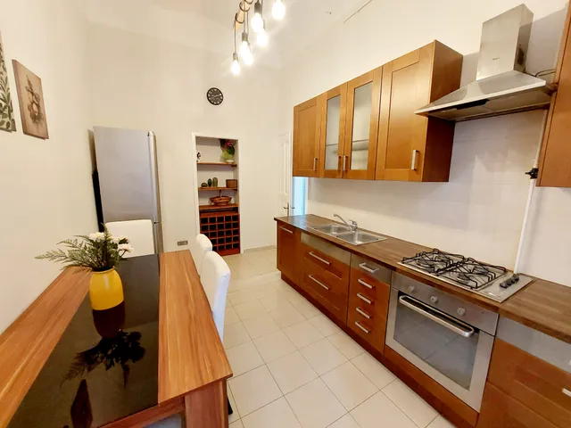 Eladó lakás Budapest VI. kerület, Nagykörúton belüli terület, Teréz krt. 80 nm