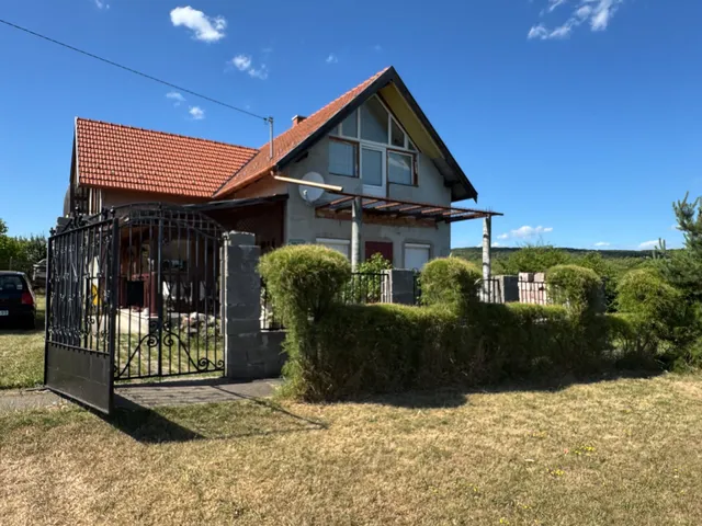 Eladó ház Gyöngyösoroszi 130 nm