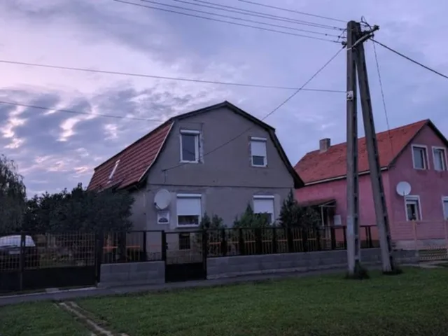 Eladó ház Gyöngyösoroszi 98 nm