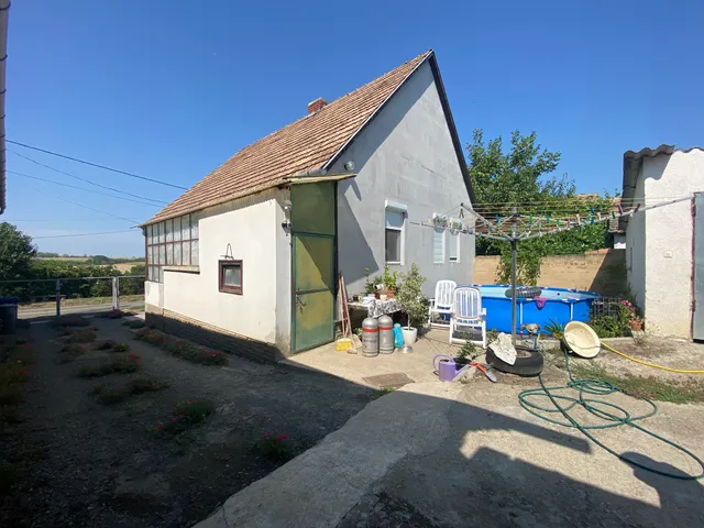 Eladó ház Szűr 77 nm