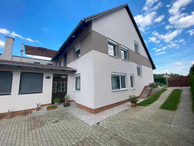 Eladó ház Pécs, Újhegy 240 nm