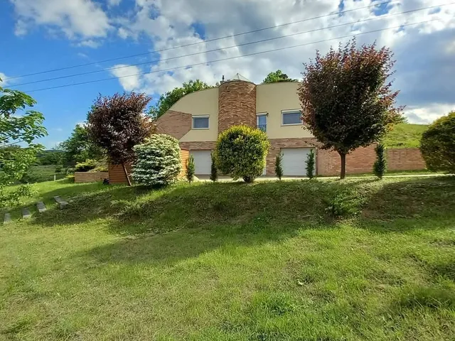 Eladó ház Lábatlan 183 nm