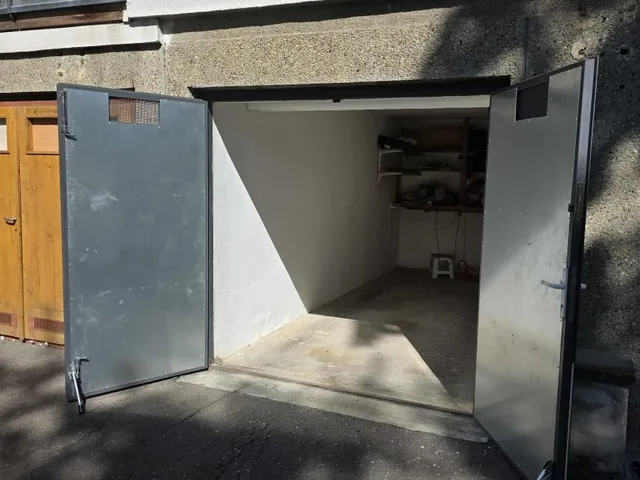 Eladó garázs Pécs, Uránváros 10 nm