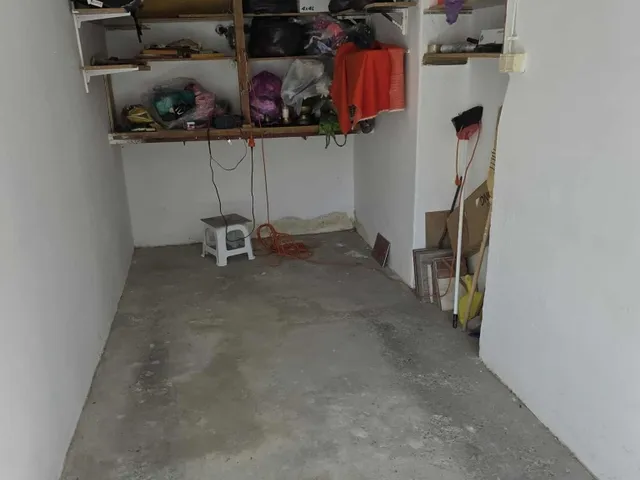 Eladó garázs Pécs, Uránváros 10 nm