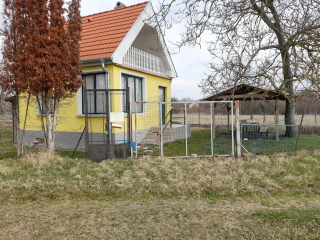 Eladó üdülő és hétvégi ház Győr 743 nm