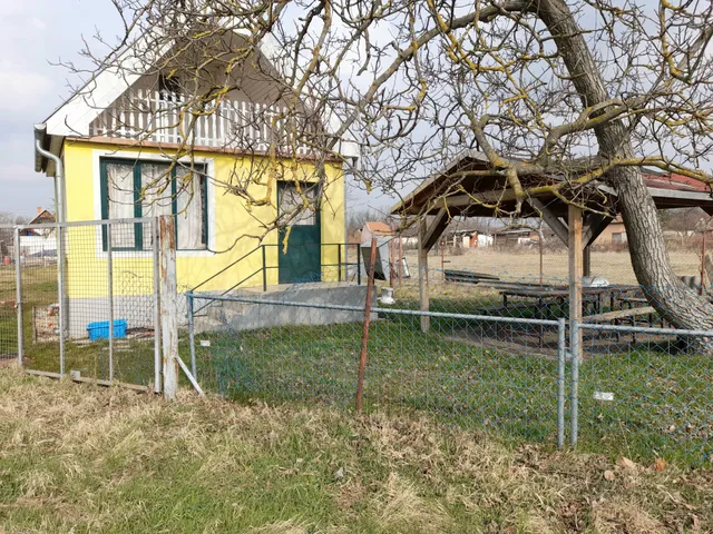 Eladó üdülő és hétvégi ház Győr, Aradi Vértanúk útja 18 743 nm