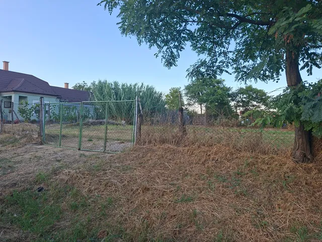 Eladó telek Bőny 700 nm