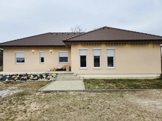 Eladó ház Helvécia 140 nm
