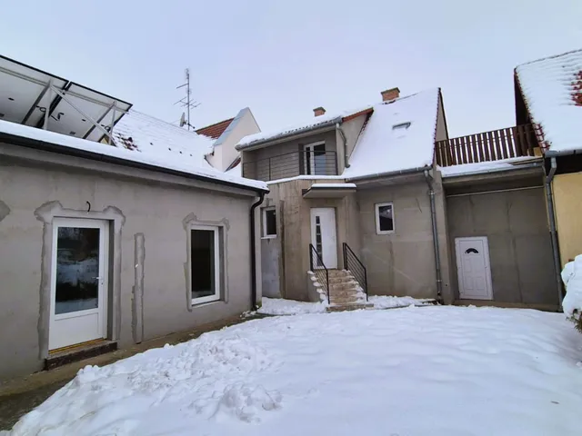 Eladó ház Kecskemét, Máriaváros 223 nm