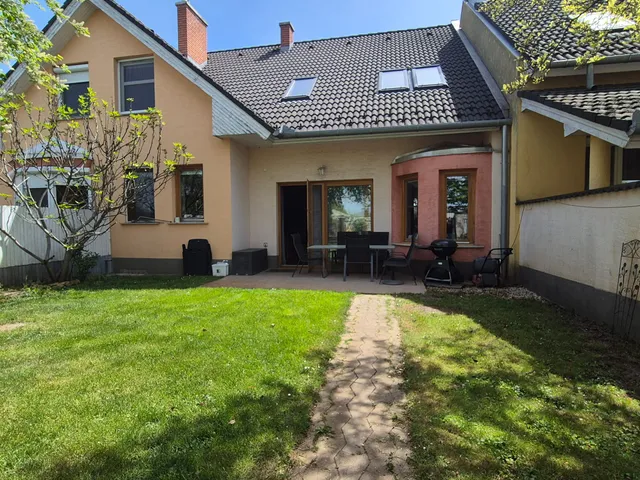 Eladó ház Kecskemét, Hollandfalu 195 nm