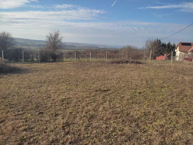 Eladó telek Vál, felső 1021 nm