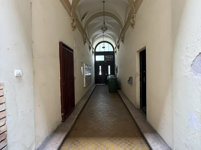 Eladó kereskedelmi és ipari ingatlan Budapest VI. kerület, Nagykörúton belüli terület, Damjanich utca 25. 65 nm