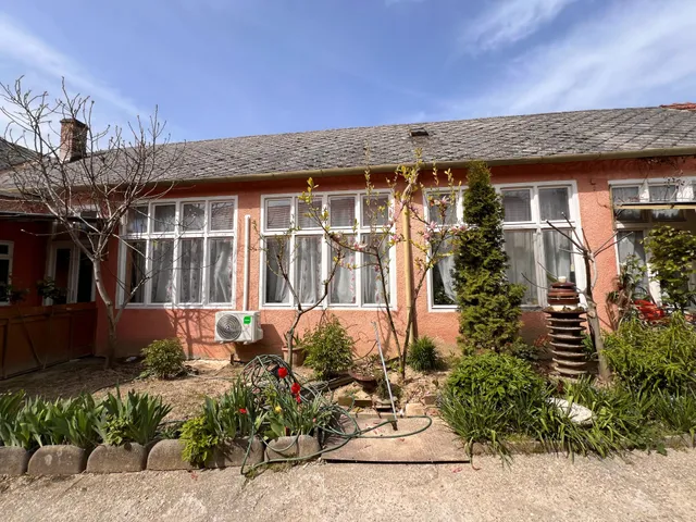 Eladó ház Siklós 220 nm