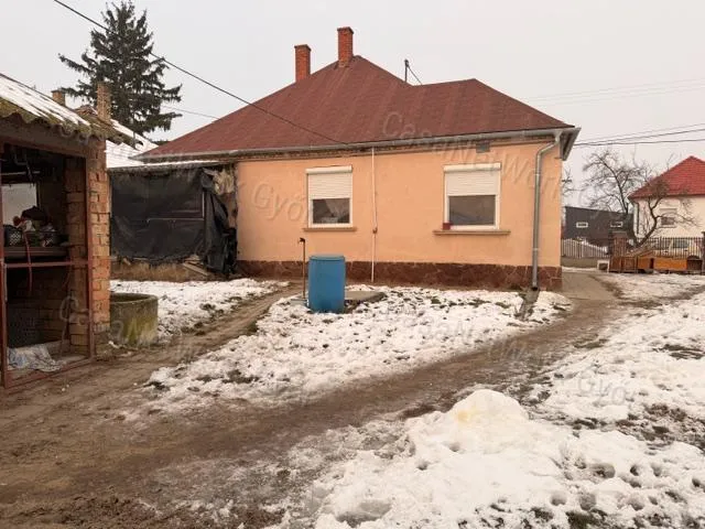 Eladó ház Pér 72 nm