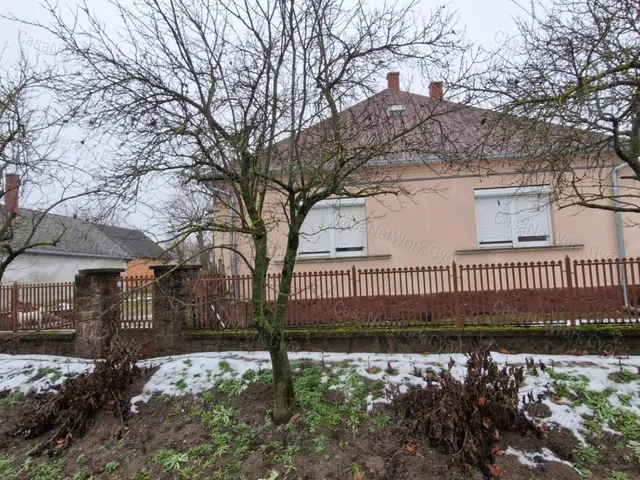 Eladó ház Pér 72 nm