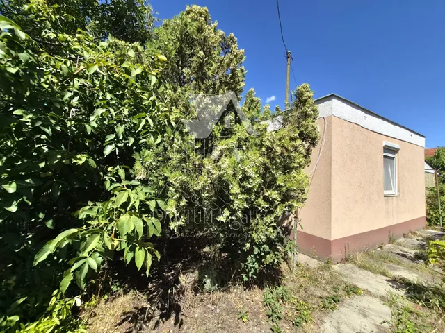 Eladó nyaraló Szolnok 33 nm