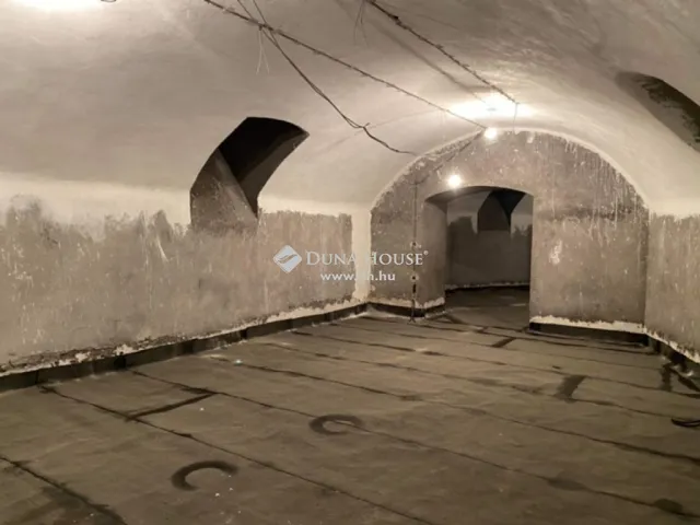 Eladó kereskedelmi és ipari ingatlan Budapest IX. kerület 300 nm