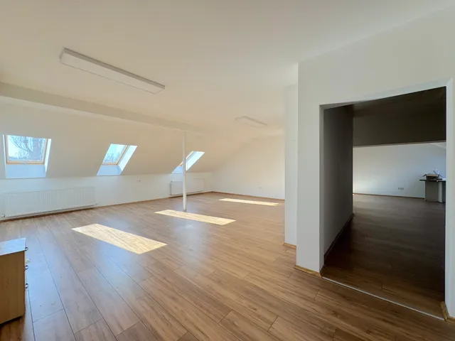 Kiadó kereskedelmi és ipari ingatlan Pécs, Balokány, Basamalom út 260 nm