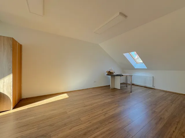 Kiadó kereskedelmi és ipari ingatlan Pécs, Balokány, Basamalom út 260 nm