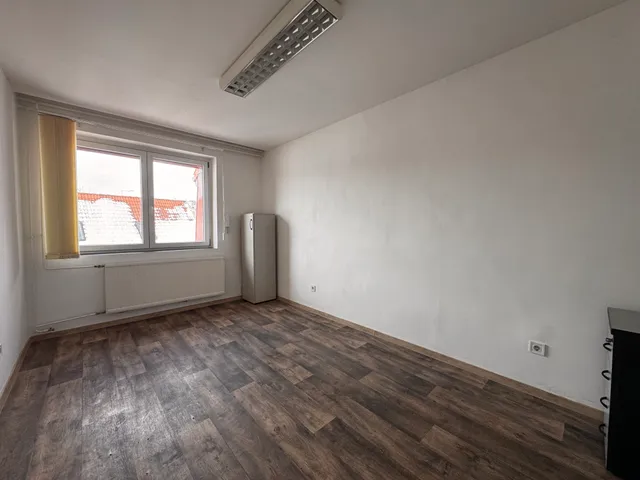 Kiadó kereskedelmi és ipari ingatlan Pécs, Belváros 16 nm