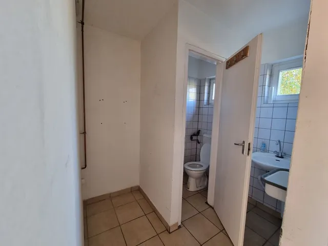 Kiadó kereskedelmi és ipari ingatlan Érd 30 nm