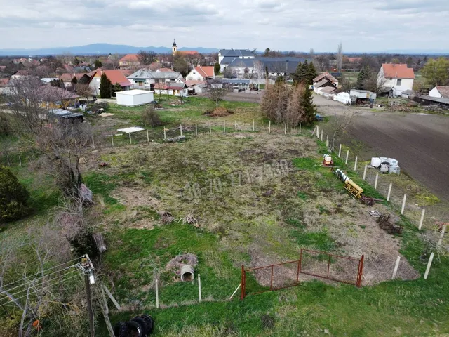 Eladó telek Boconád