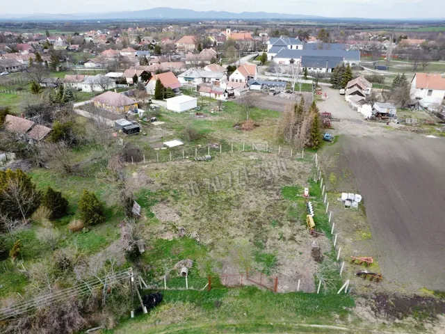 Eladó telek Boconád