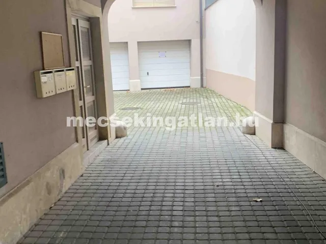 Kiadó garázs Pécs, Belváros 13 nm