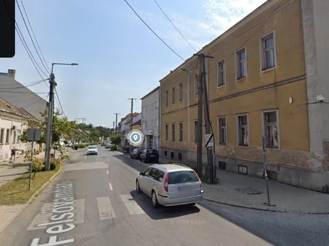 Kiadó garázs Pécs, Belváros 15 nm