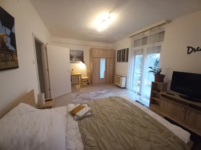 Kiadó lakás Pécs, Uránváros 28 nm