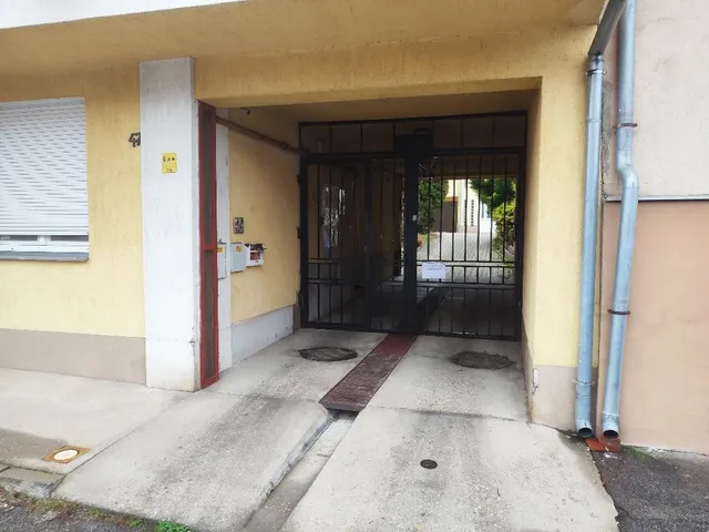 Kiadó garázs Pécs, Budai városrész, Felsőbalokány utca 15 nm