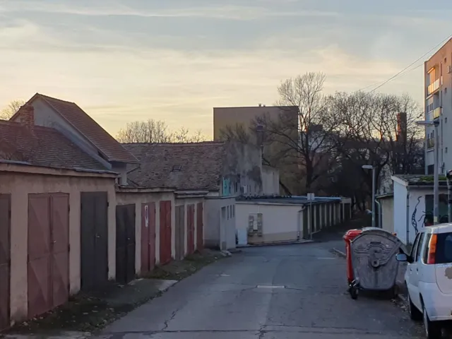 Kiadó garázs Pécs, Egyetemváros 15 nm