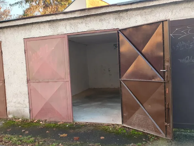 Kiadó garázs Pécs, Egyetemváros 15 nm