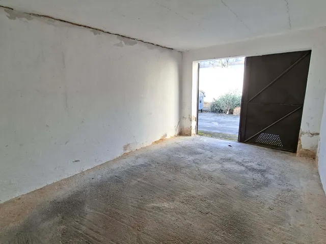 Kiadó garázs Pécs, Egyetemváros 15 nm