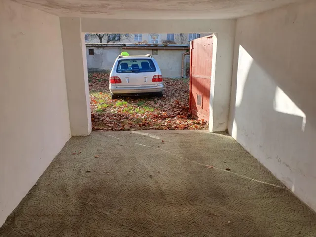 Kiadó garázs Pécs, Budai külváros 15 nm