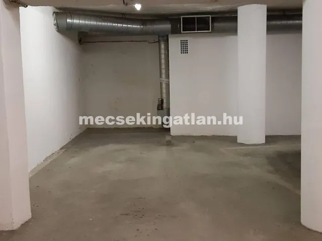 Kiadó garázs Pécs, Belváros 13 nm