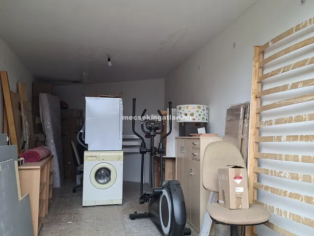 Eladó garázs Pécs, Egyetemváros 16 nm